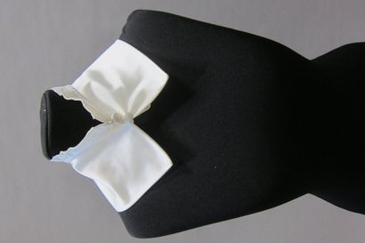 CHANEL : lot de 4 cols en coton et un en...