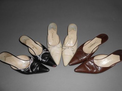 CHANEL : Lot de 3 paires de mules en cuir...