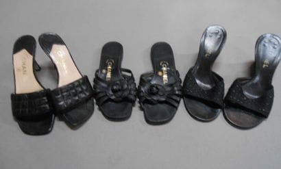 CHANEL : Lot composé de 3 paires de mules,...