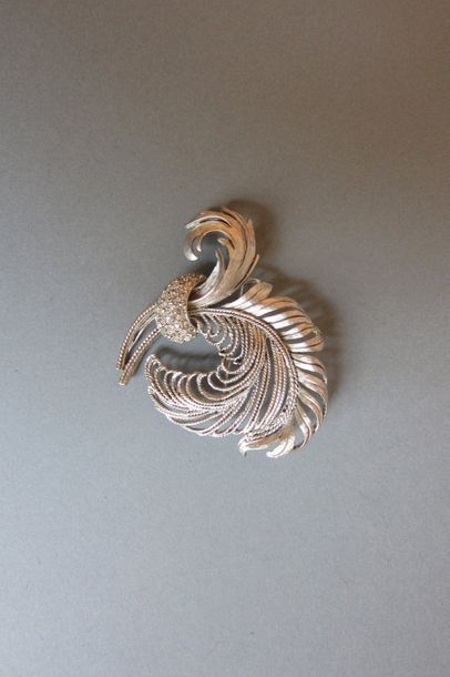 Oscar de la RENTA : Broche en métal argenté...