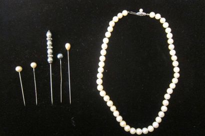 collier ras du cou en perle et de 5 épingles...