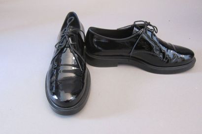 TOD’S 

Paire de Derby en cuir vernis noir,...