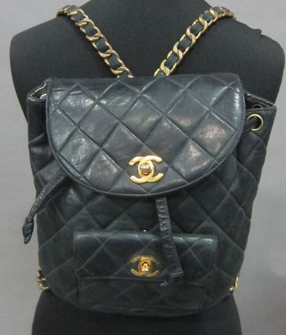 CHANEL : sac à dos en cuir matelassé noir,...