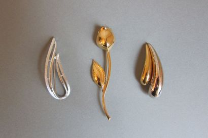 GIVENCHY : Lot de 3 broches en métal doré...