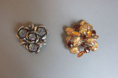SCHIAPARELLI : Lot de deux broches l'une...