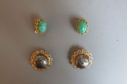 SCHIAPARELLI : Lot de deux paires de boutons...
