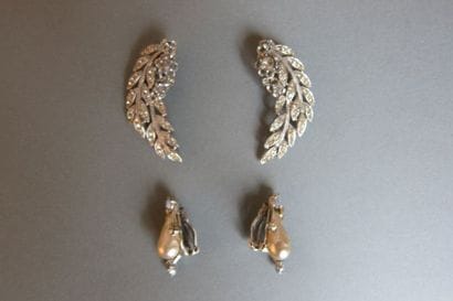 SCHIAPARELLI : Lot de deux paires clip d'oreilles...