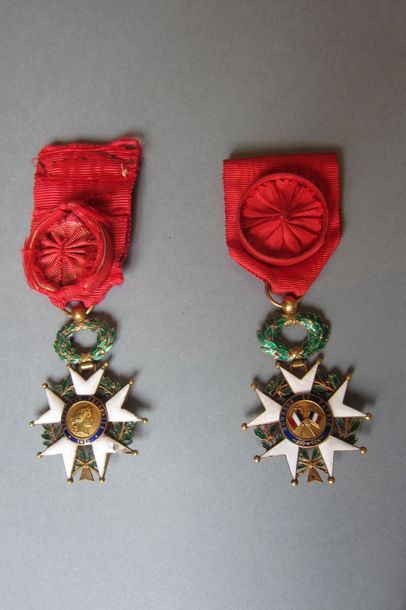 Deux croix d'officier de l'ordre de la Légion...