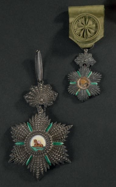 Une croix de commandeur de l'ordre du Lion...