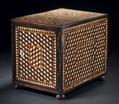 Coffret en marqueterie géométrique de cubes...