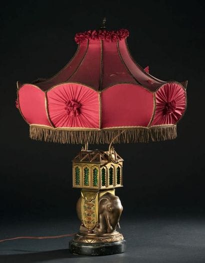 Pied de lampe en bronze et laiton représentant...