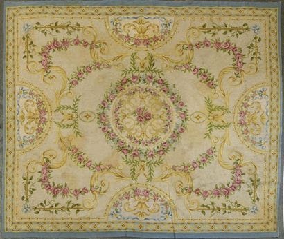 Tapis Français brodé au point de chaînettes.
Médaillon...