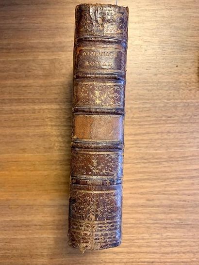 V25 ALMANACH ROYAL Année commune 1716 présenté...