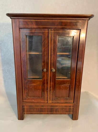 J1 Petite armoire de poupée en acajou marqueté...
