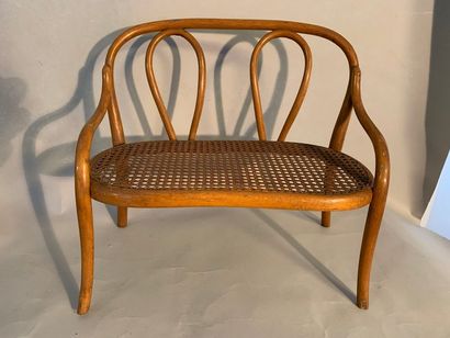 J3 Petit banc en bois courbé dans le goût...