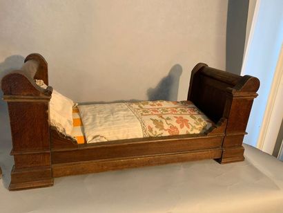 J4 Lit bateau en chêne, avec matelas et oreiller.
Haut.:...