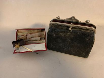 J17 Petite malle de médecin en cuir noir.
On...