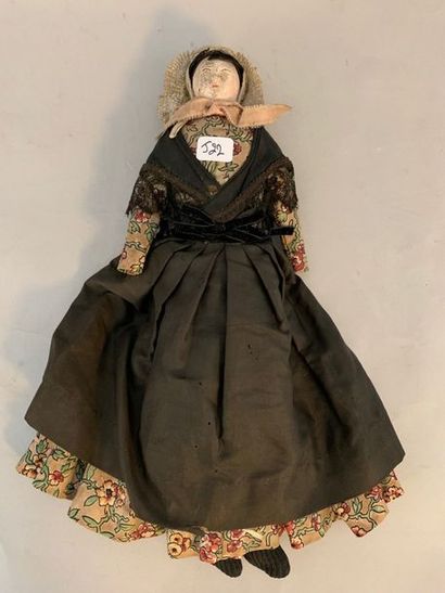 J22 Poupée en bois peint vêtue d'un costume...