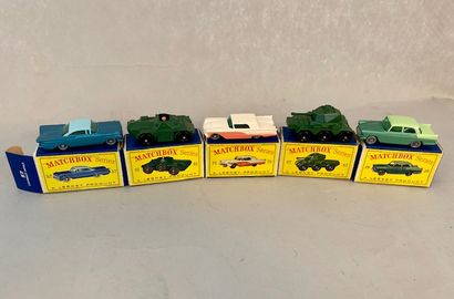 J26 Cinq véhicules miniatures dans leur boîte,...