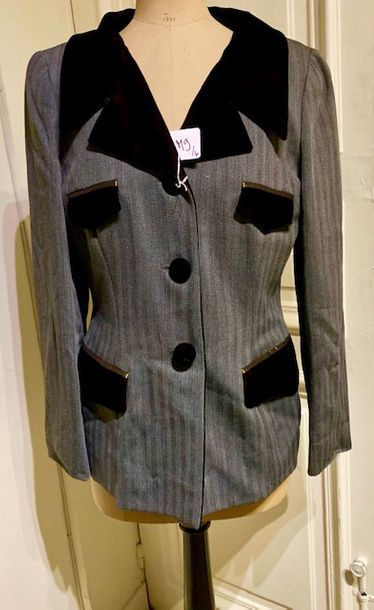 M9 Ensemble comprenant: - NINA RICCI, Haute...