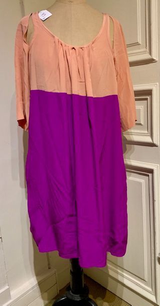 M9 Ensemble comprenant: - NINA RICCI, Haute...