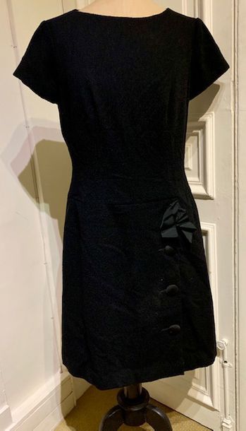 M9 Ensemble comprenant: - NINA RICCI, Haute...