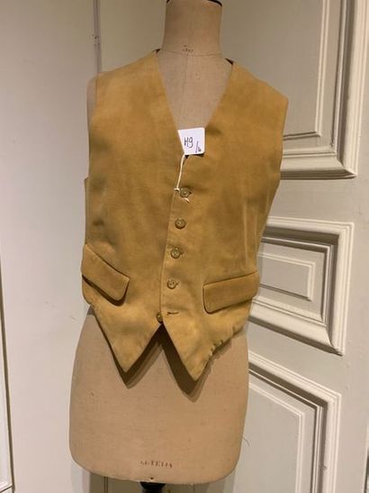 M9 Ensemble comprenant: - NINA RICCI, Haute...