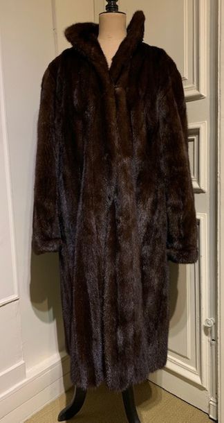 M18 Un manteau de vison brun, doublé de satin...