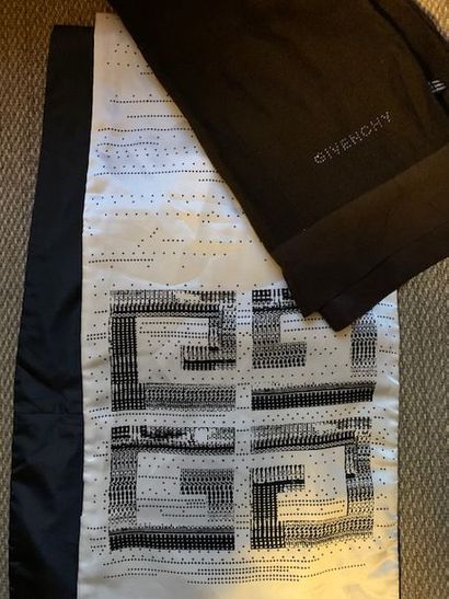 A4 GIVENCHY, lot: - sac du soir à deux petites...