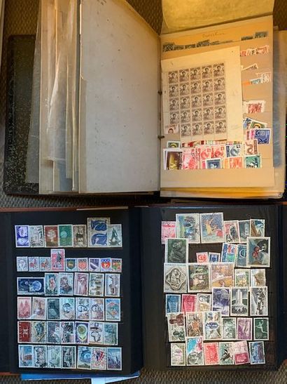 H TOUS PAYS: 3 classeurs contenant des timbres...