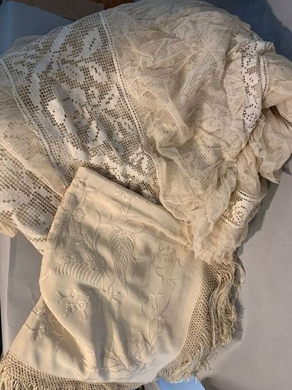 L4 Couvre-lit en tulle et incrustations de...