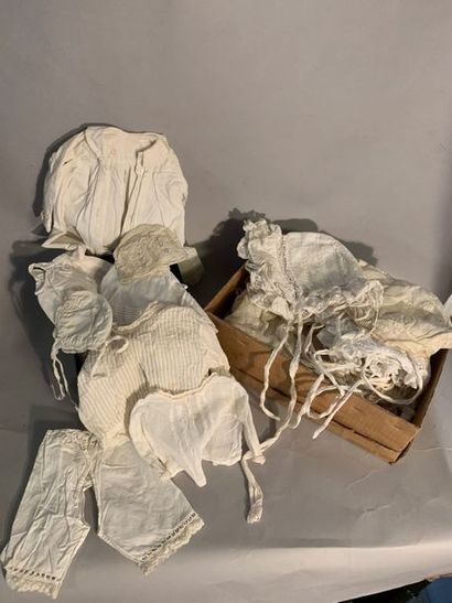L5 Petit ensemble de linge d'enfant et de...