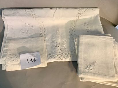L11 Nappe, broderies et incrustations de...