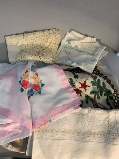 L12 Lot comprenant: chemise de nuit en linon...