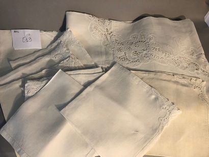 L13 Nappe en lin et coton et incrustation...