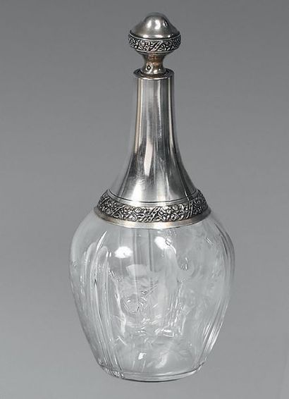 Une carafe en cristal gravé de motifs feuillagés,...