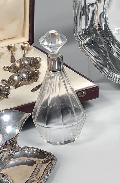 Une carafe en cristal gravé de motifs feuillagés,...