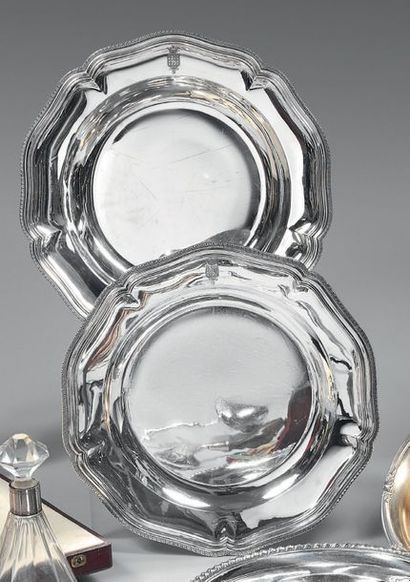 Deux plats ronds en argent (950), la bordure...
