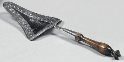 Pelle à tarte en argent, de forme triangulaire...