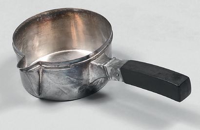 Petite casserole en argent (950), à décor...
