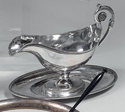Saucière ovale à plateau adhérent en argent,...
