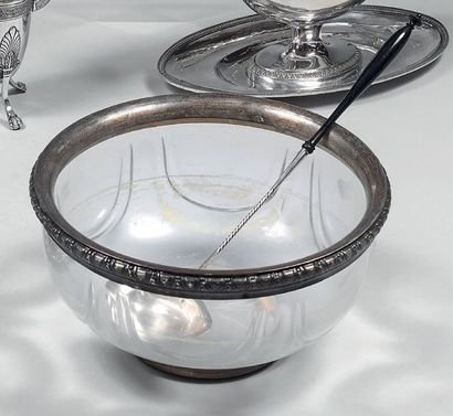Coupe en cristal gravé, la monture en argent...