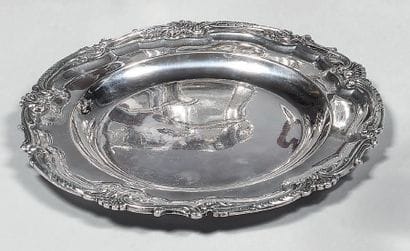 Assiette en argent (800), la bordure à contours...