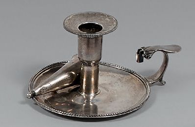 Petit flambeau en argent (950) et son éteignoir,...