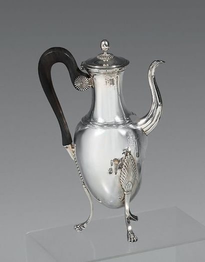 Verseuse en argent, de forme ovoïde, posant...