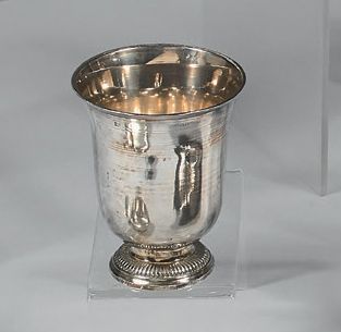 Timbale tulipe en argent uni, posant sur...