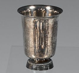Timbale tulipe en argent uni, posant sur...