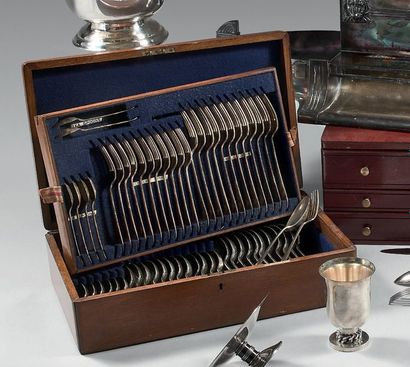 Ménagère de couverts en métal argenté, comprenant:...