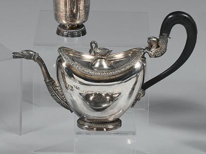 Théière ovale en argent, posant sur un piédouche,...
