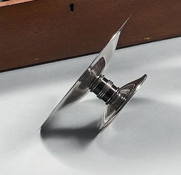 Coupe circulaire en métal argenté, le piètement...
